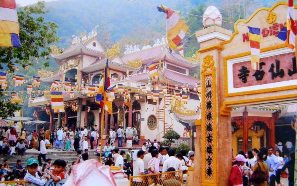 thuê xe đi lễ hội