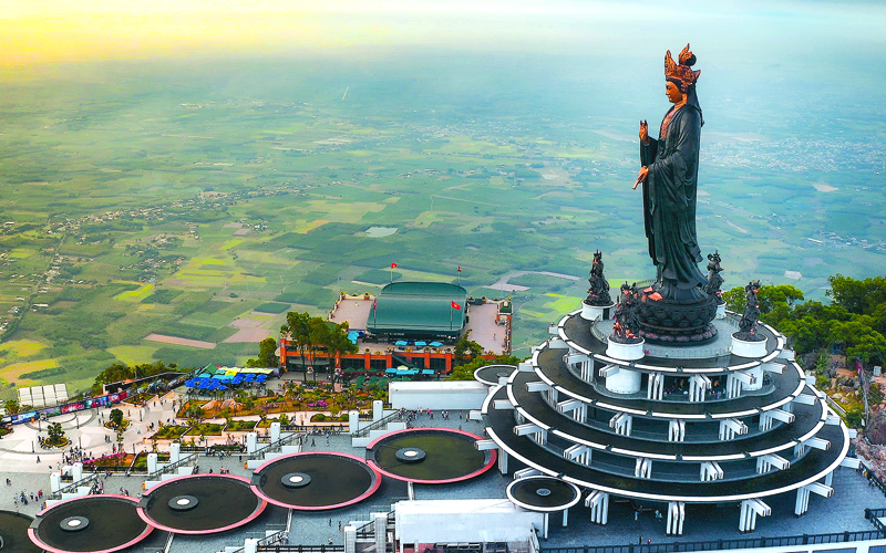 Giá thuê xe 4 chỗ có tài xế đi Núi Bà Đen